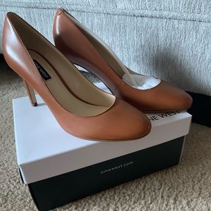 NWT Nine West Dylan Round Toe Pumps